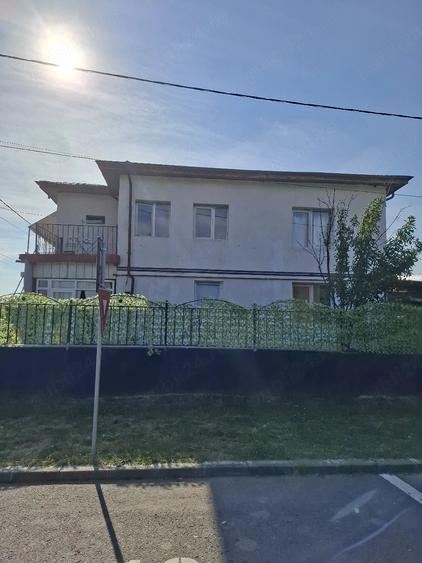 Casă cu 4 camere cu Teren 200 Mp în Central