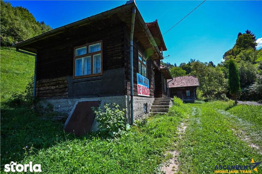 Casă cu 2 camere decomandat cu Teren 4300 Mp în Bran