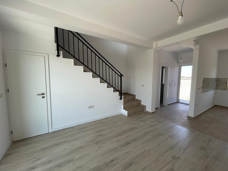 Duplex cu 4 camere cu Canalizare în Moșnița Veche