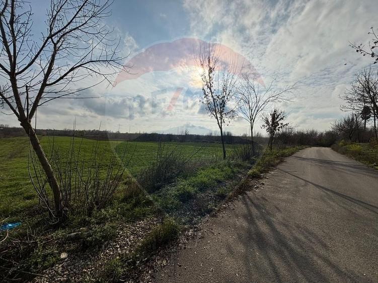 Teren agricol intravilan de 7094 mp, în Central