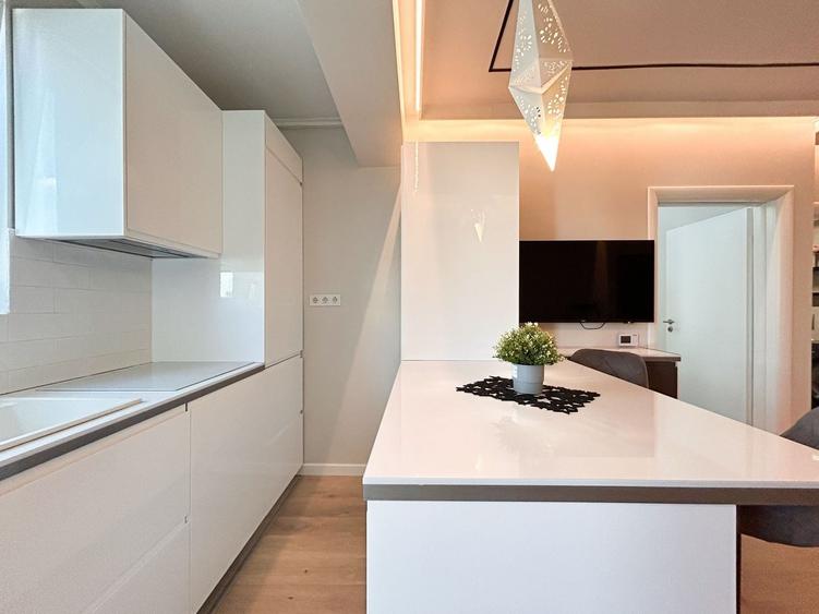 Apartament cu 2 camere semidecomandat, mobilat în Central