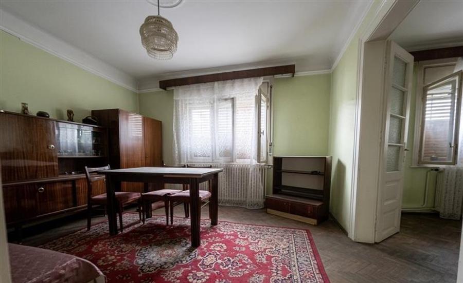 Casă individuală cu 8 camere cu Canalizare în Central