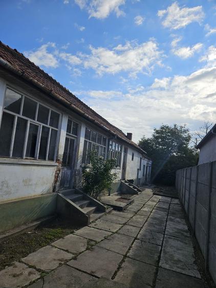 Casă cu 4 camere în Cuvin