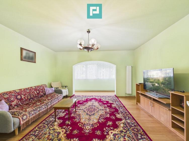 Apartament cu 5 camere decomandat, mobilat în Polivalentă