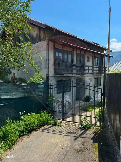 Casă cu 4 camere cu Teren 200 Mp în Poiana Țapului