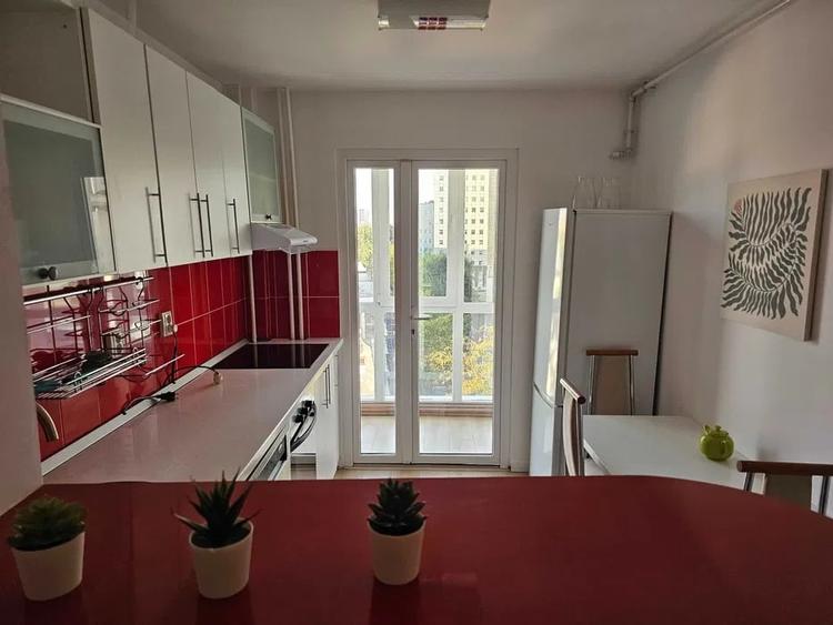 Apartament cu 3 camere semidecomandat, mobilat în P-ța Victoriei