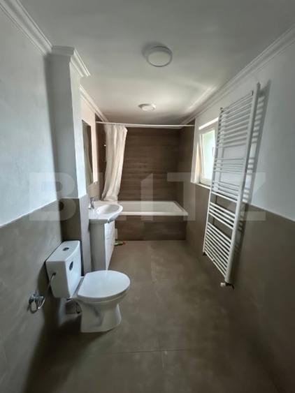 Casă individuală cu 8 camere cu Canalizare în Moșnița Veche