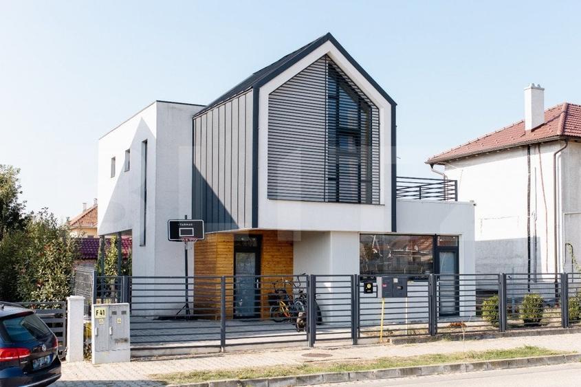 Casă individuală cu 5 camere cu Canalizare în Cetate