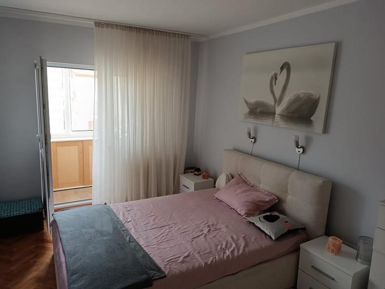 Apartament cu 3 camere decomandat, mobilat în Aradului