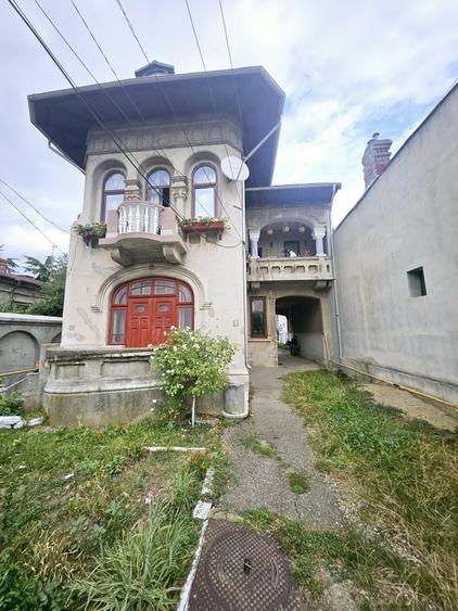 Apartament cu 4 camere semidecomandat în Central