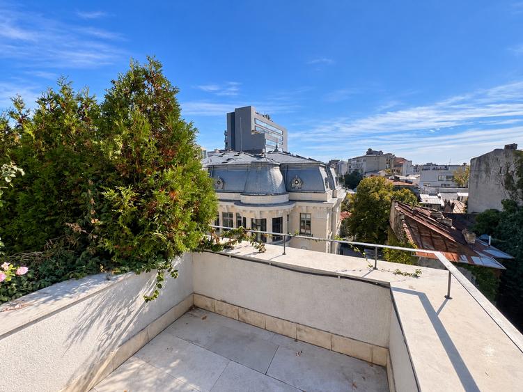 Penthouse cu 4 camere decomandat în Grădina Icoanei