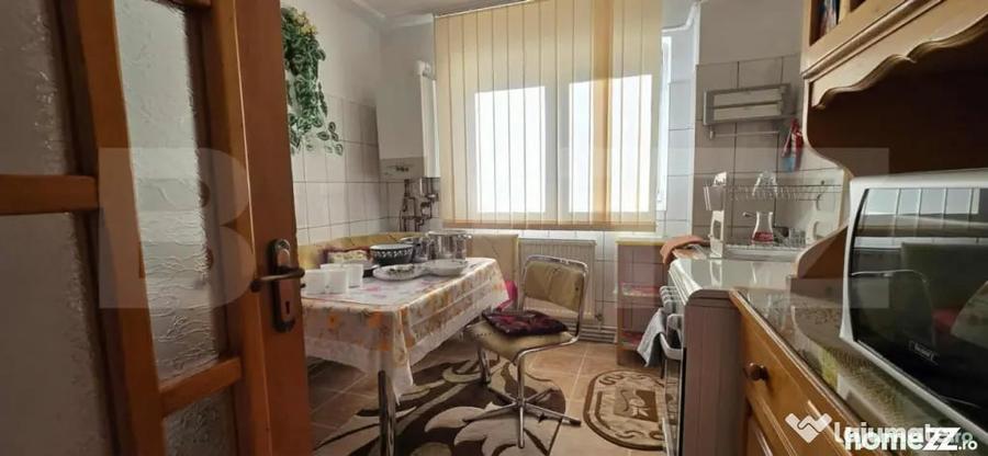 Apartament cu 3 camere semidecomandat în Micro 4