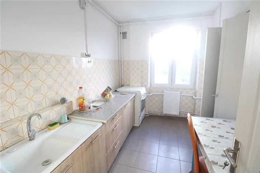 Apartament cu 3 camere semidecomandat în Gării