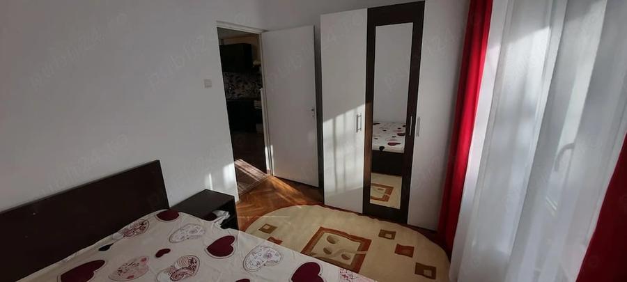 Apartament cu 3 camere decomandat în Pandurilor