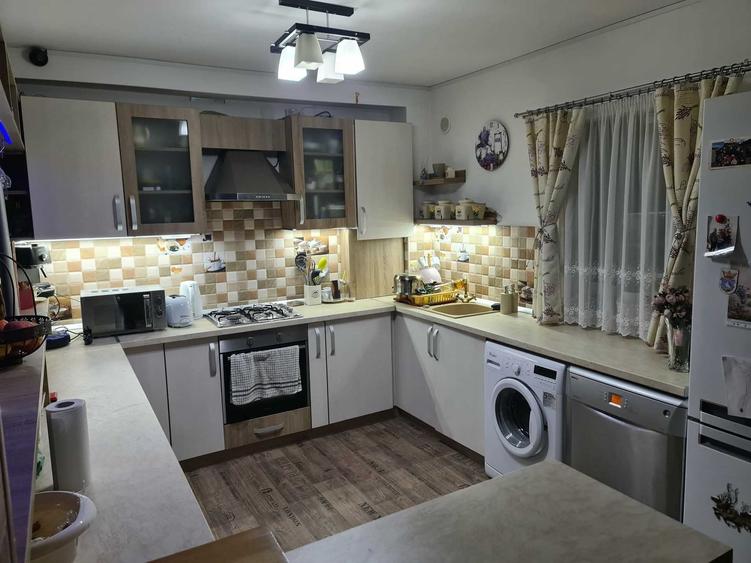 Casă cu 4 camere în Corunca