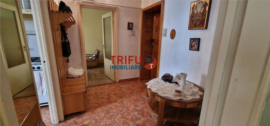 Apartament cu 3 camere semidecomandat, mobilat în Cetate