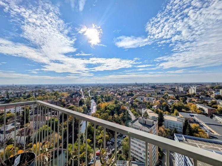 Penthouse cu 4 camere, mobilat în Central