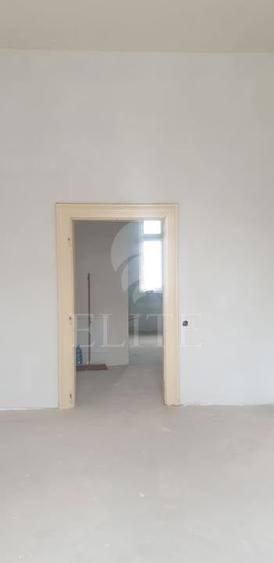 Apartament cu 4 camere semidecomandat în Central