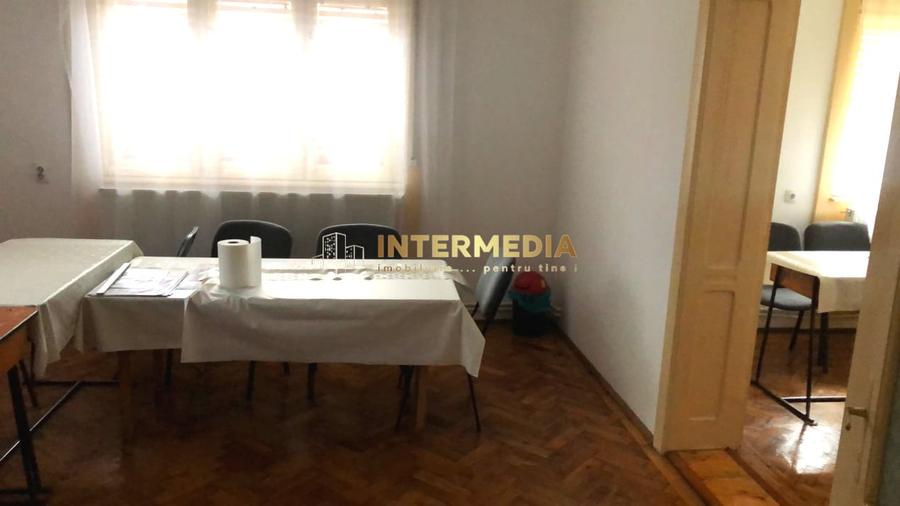 Casă individuală cu 3 camere cu Canalizare în Central