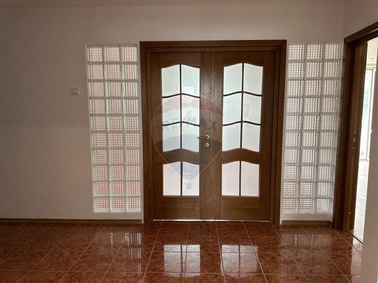 Apartament cu 4 camere decomandat în Calea Romanului