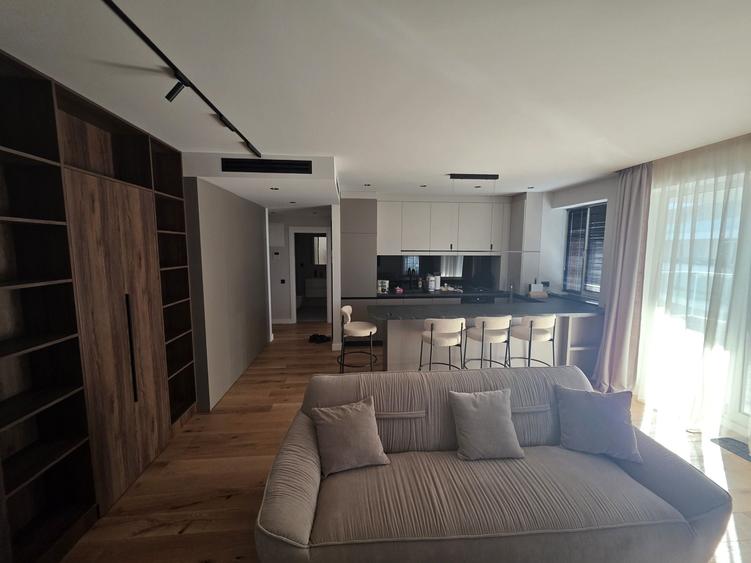 Apartament cu 3 camere semidecomandat în Central
