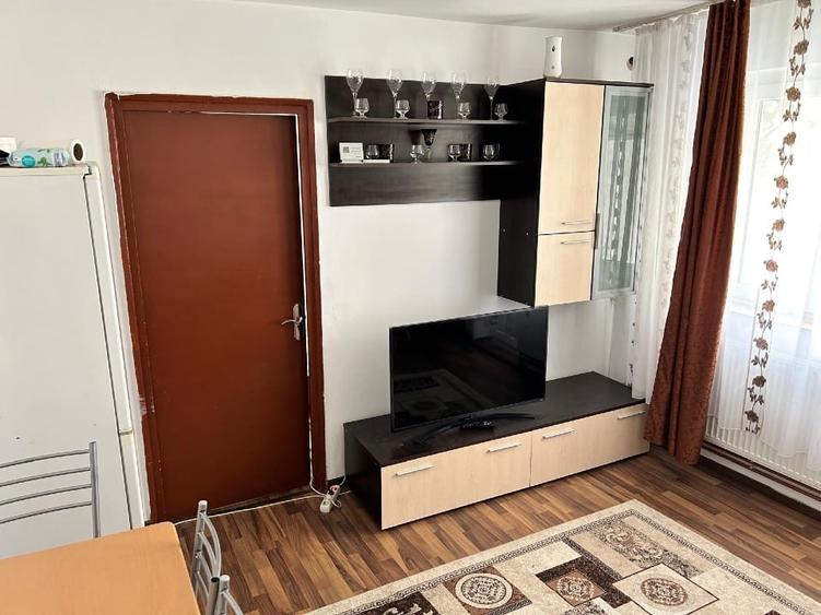 Apartament cu 2 camere semidecomandat, mobilat în 9 Mai