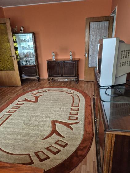 Apartament cu 3 camere semidecomandat în Colentina