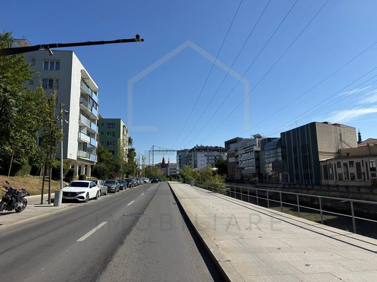 Apartament cu 2 camere semidecomandat, mobilat în Central