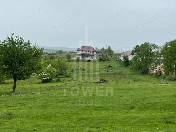 Teren de 1800 mp, în Roșia