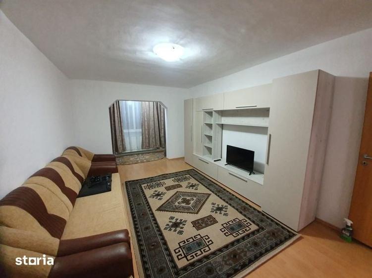 Apartament cu 3 camere decomandat în Tractorul