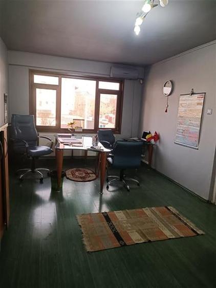 Casă individuală cu 8 camere cu Canalizare în Chitila