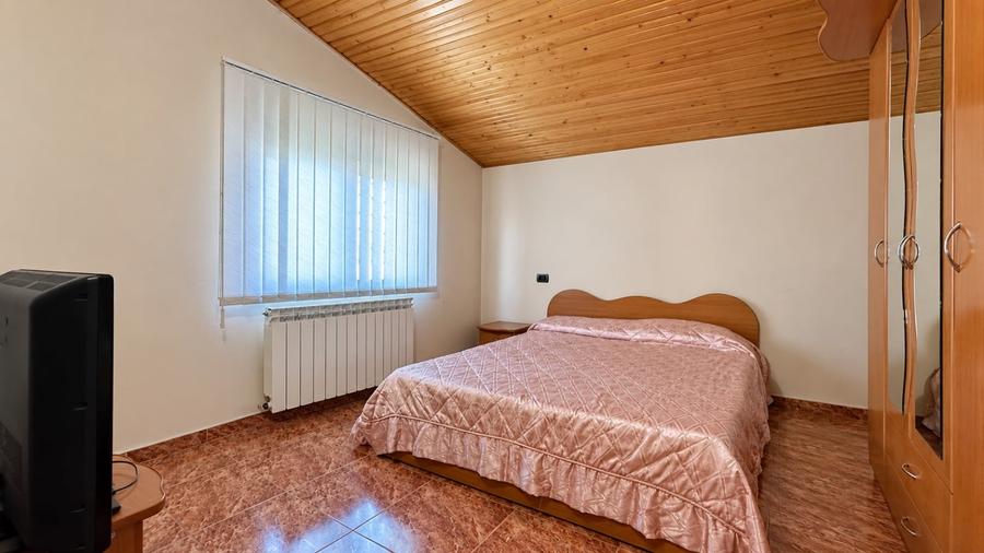 Casă individuală cu 6 camere cu Canalizare în Central