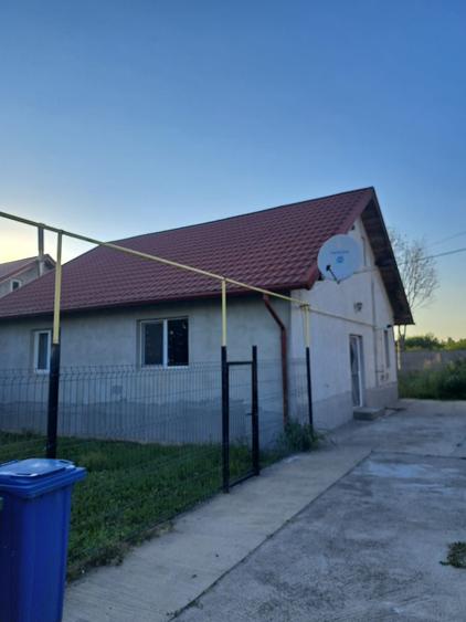 Casă cu 3 camere decomandat în Ariceștii Rahtivani
