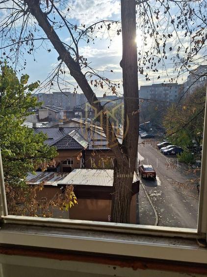 Apartament cu 3 camere semidecomandat în Giulești