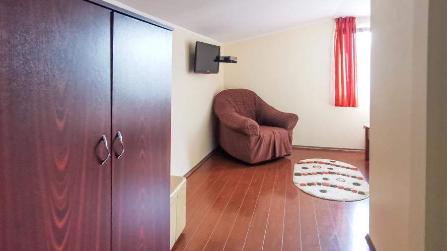 Casă individuală cu 12 camere cu Piscina în Uzlina
