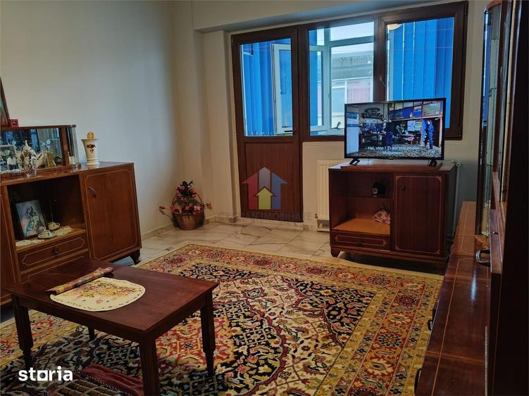 Apartament cu 3 camere decomandat în Obor