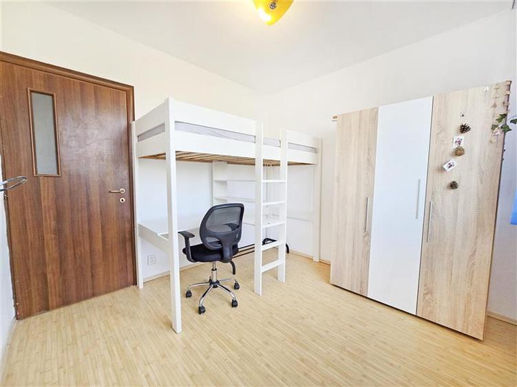 Apartament cu 4 camere semidecomandat, mobilat în Drumul Taberei