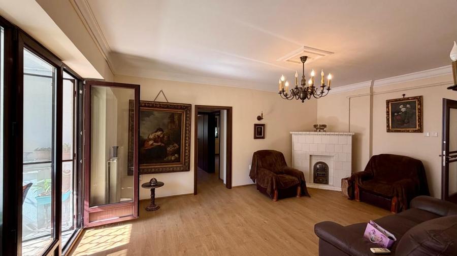 Apartament cu 3 camere semidecomandat în Primăverii