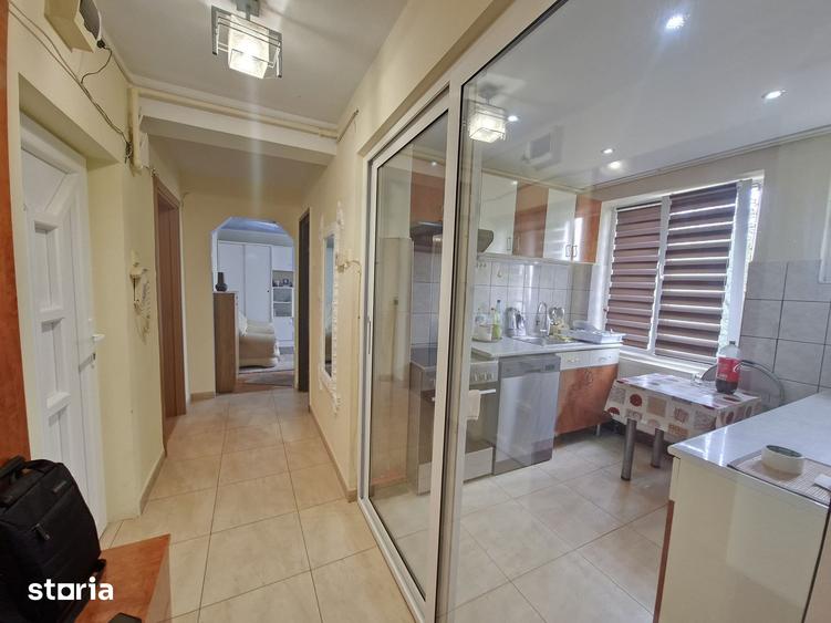 Apartament cu 3 camere decomandat în Botizului