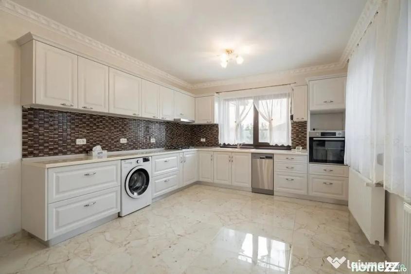Casă cu 7 camere cu Teren 492 Mp în Central
