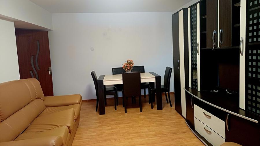 Apartament cu 3 camere decomandat în Amara