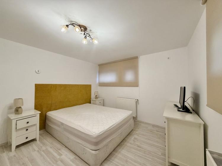 Apartament cu 4 camere semidecomandat, mobilat în P-ța Victoriei
