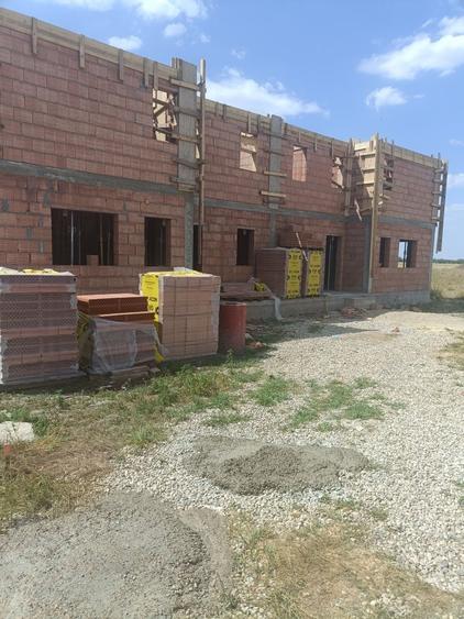 Casă cu 4 camere în Dumbrăvița