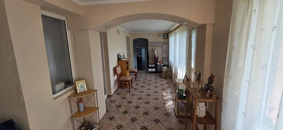 Casă cu 5 camere cu Teren 6000 Mp în Central