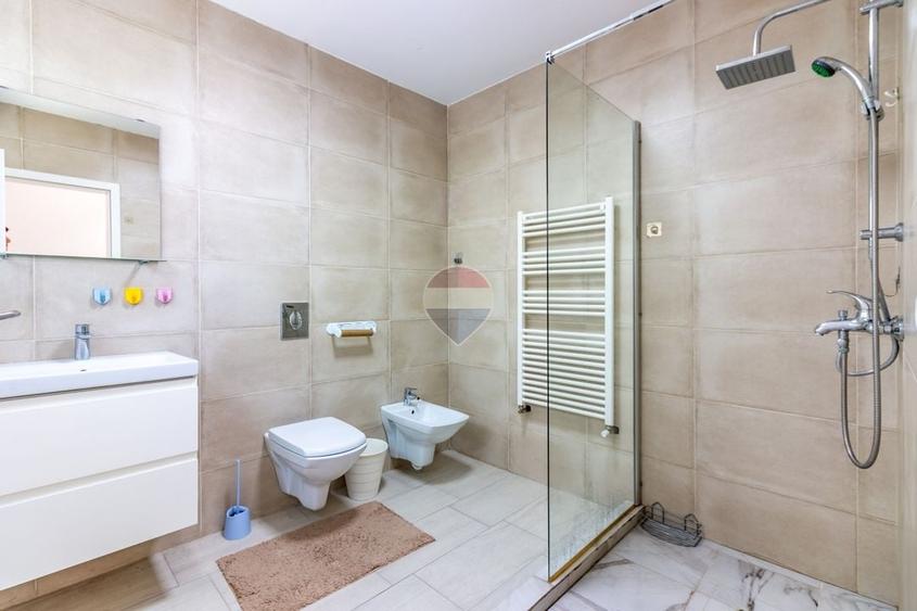 Casă cu 5 camere cu Teren 149 Mp în Est