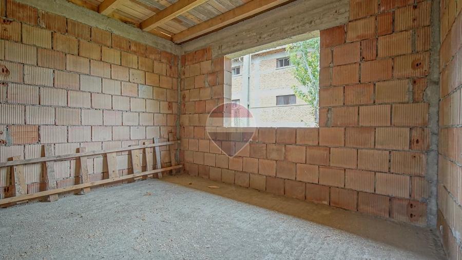Casă cu 4 camere cu Teren 365.5 Mp în Hălchiu