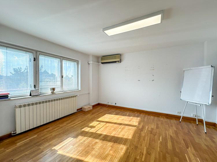 Apartament cu 6 camere semidecomandat în Primăverii