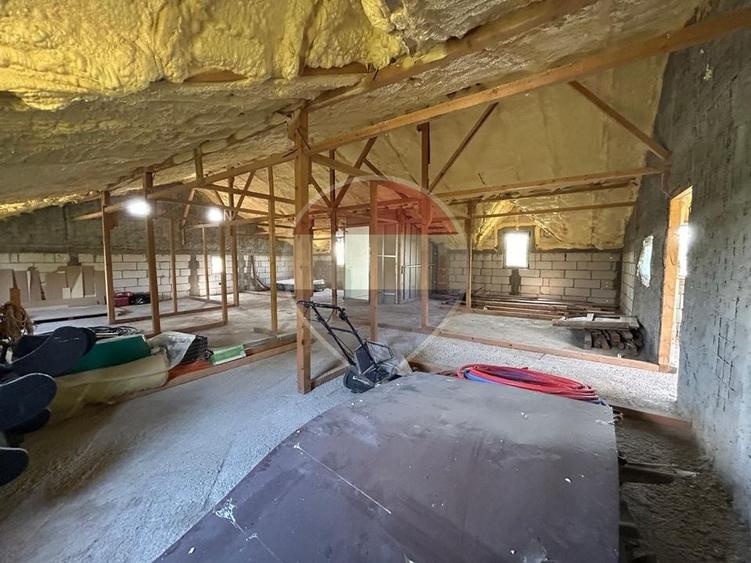 Casă individuală cu 7 camere cu Teren 800 Mp în Măineasca