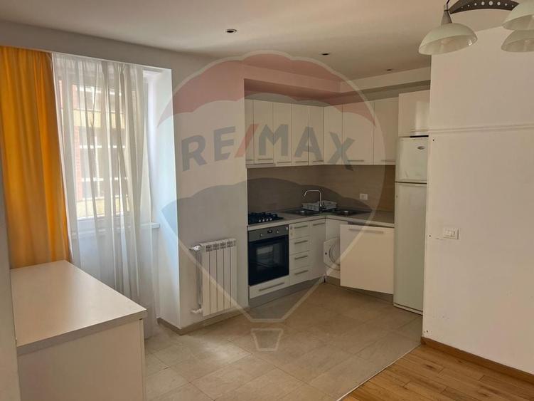 Apartament cu 3 camere semidecomandat, mobilat în Nordului