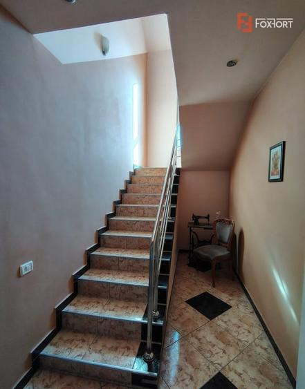 Casă individuală cu 6 camere cu Canalizare în Girocului